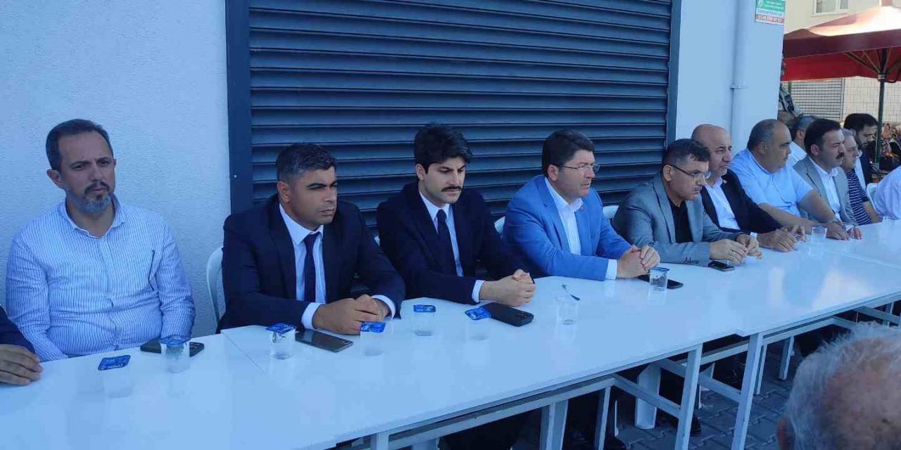 Adalet Bakanı Tunç, Kazada Ölen Genç İçin Okutulan Mevlide Katıldı