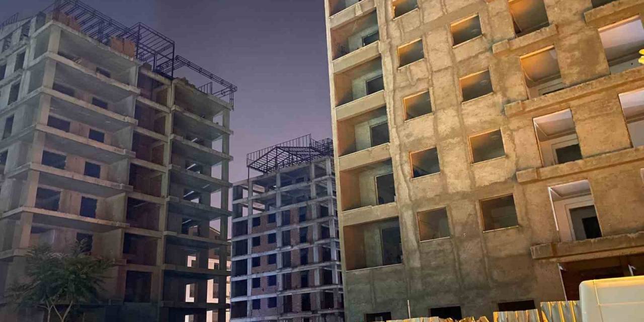 Merdiven Boşluğunda 17 Yaşında Çocuk Cesedi Bulundu