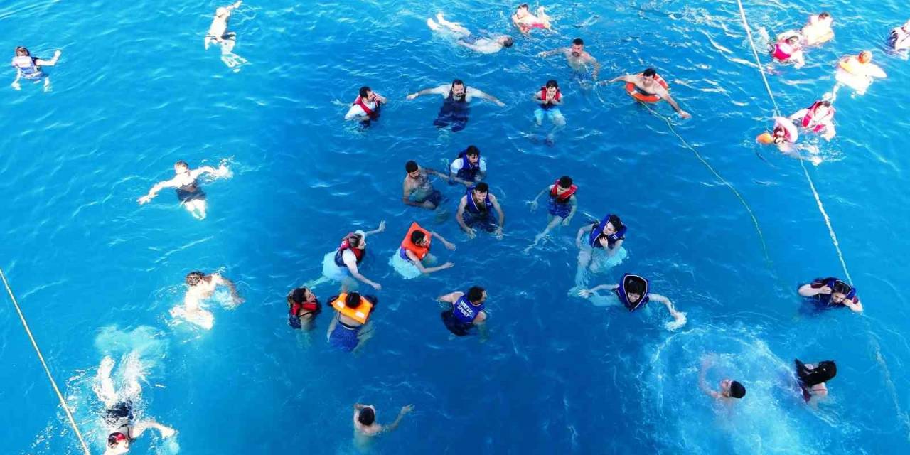 İranlıların Van Gölü’nde Yüzme Keyfi