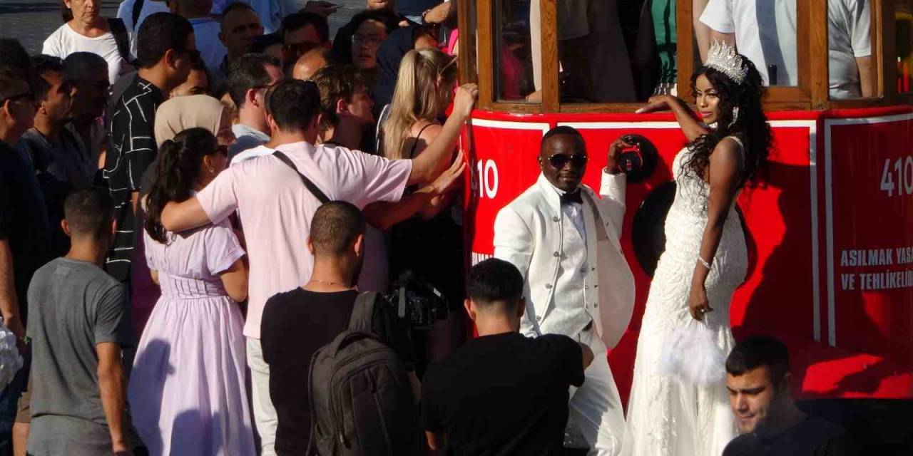 Taksim’de Düğün Fotoğrafı Çektiren Yabancı Çiftler İlgi Odağı Oldu