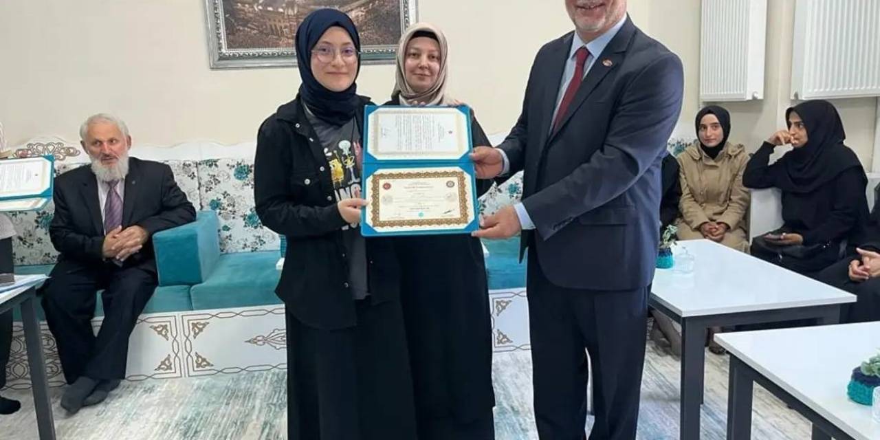 Hafızlık Eğitimini Tamamlayan Hafızlara Belgeleri Verildi