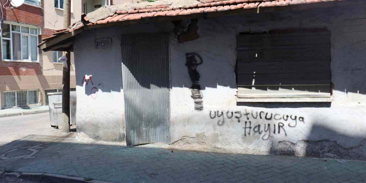 Eskişehir’deki Virane Ev Sokak Sakinlerine Endişe Veriyor