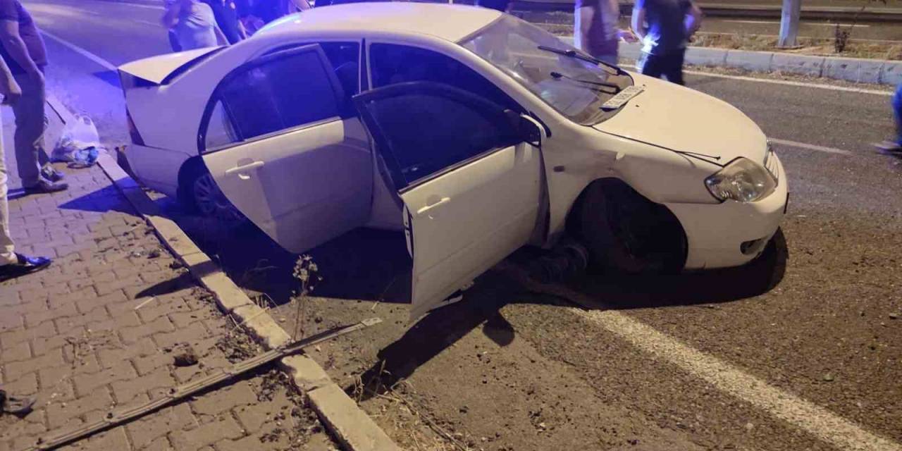 Elazığ’da Otomobil Kaldırıma Çarptı: 3 Yaralı