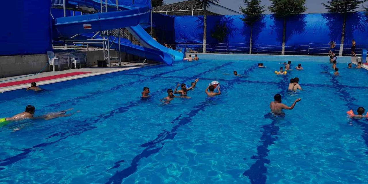 Sıcaktan Bunalanlar Kendini Havuza Bıraktı
