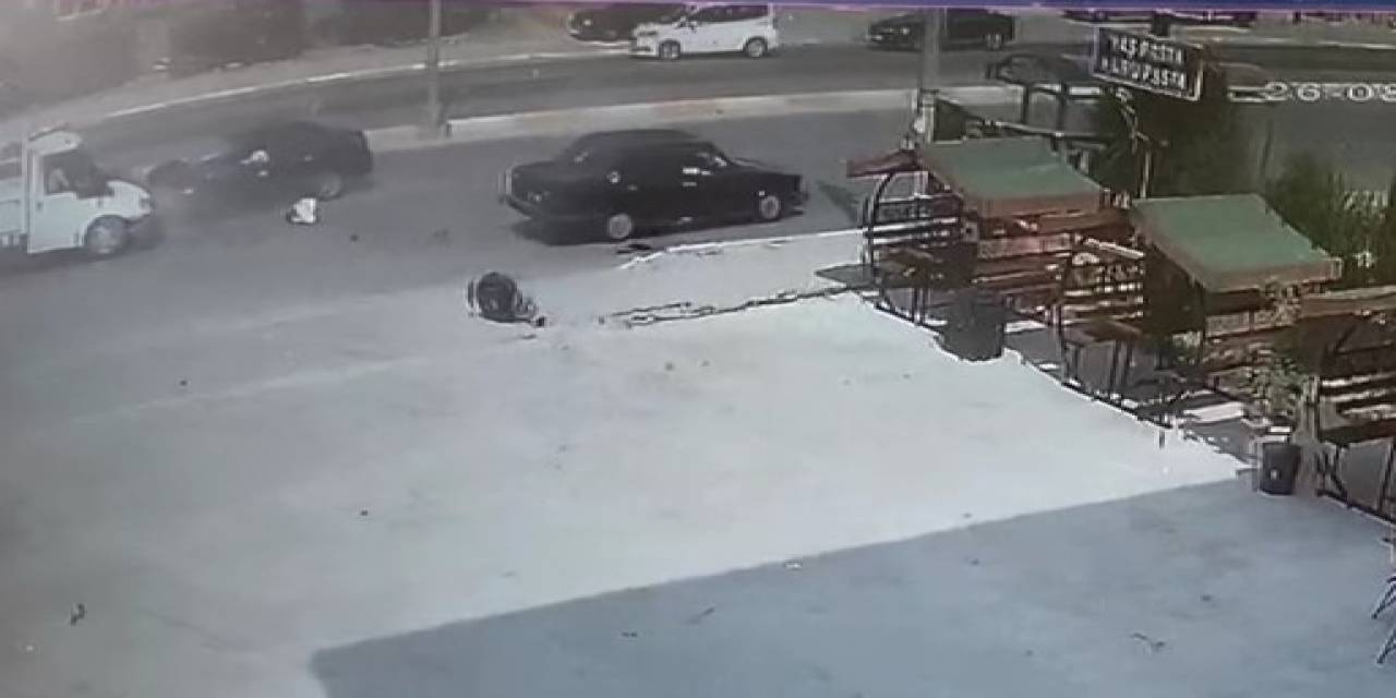 Tekeri Kopan Otomobil Karşı Şeride Geçip 2 Araca Çarptı