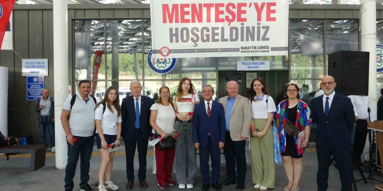 Muğla’da Üniversite Öğrencilerine Karanfilli Karşılama