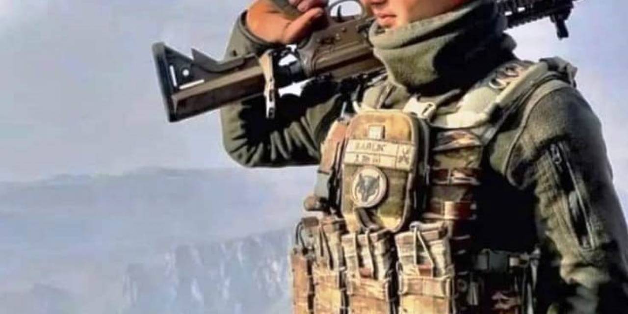 Bitlis Şehidinin Baba Evine Türk Bayrağı Asıldı