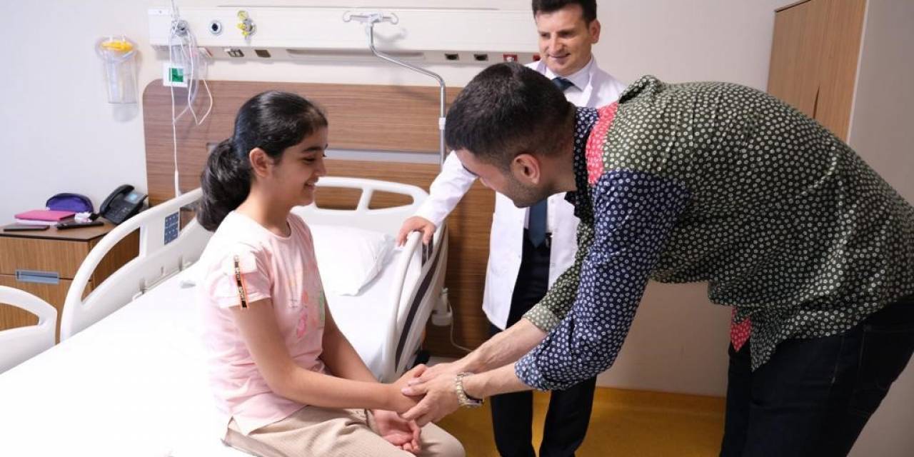 Czn Burak Depremzede Çocukları Hastanede Ziyaret Etti