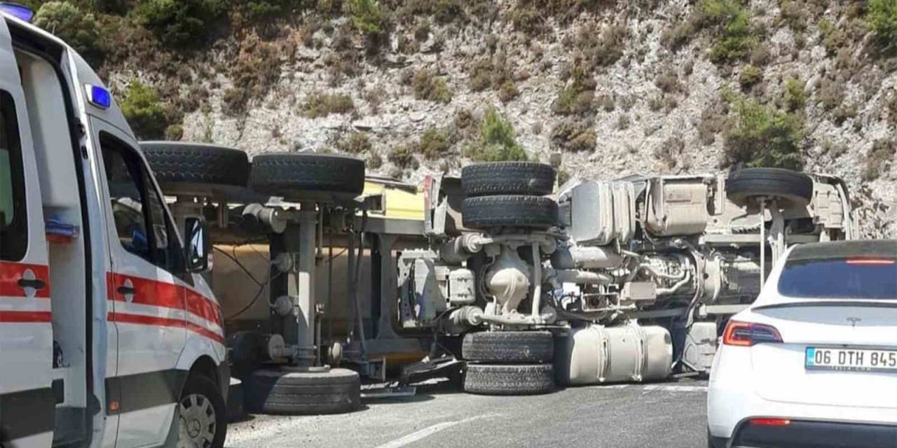 Sakar’da Kamyon Devrildi, Yol Trafiğe Kapandı