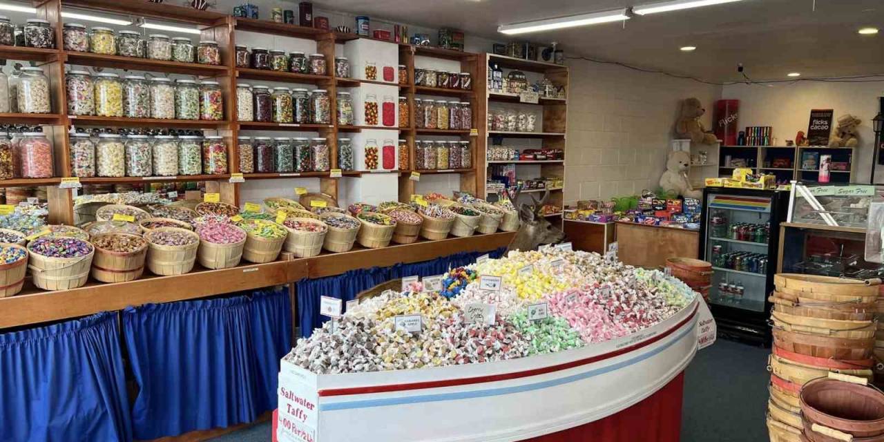 Abd’de Şaşkın Geyiğin Şekerci Dükkanına Ziyareti Gülümsetti