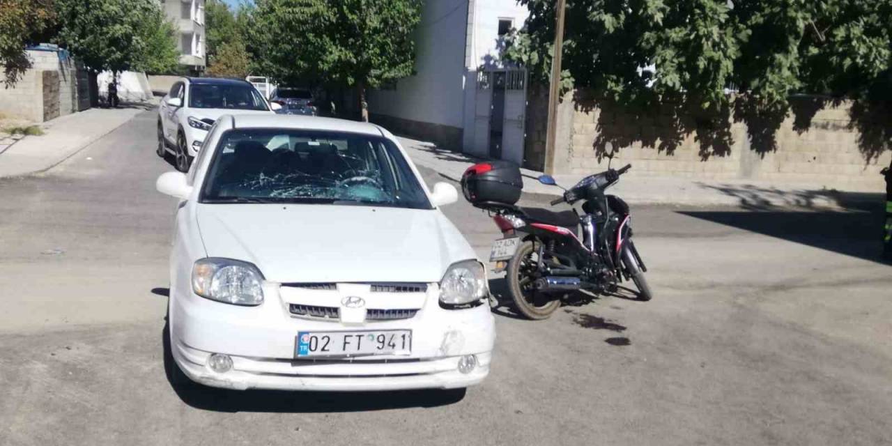 Motosiklet İle Otomobil Çarpıştı:  2 Yaralı