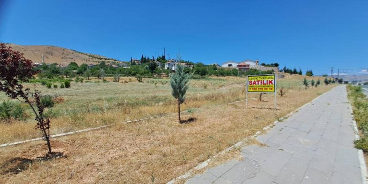 Elazığ’da ’satılık Arsa’ Yazılı Tabelayı Çaldılar