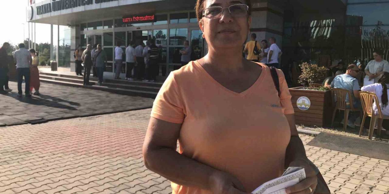 Üç Çocuk Annesi 53 Yaşındaki Depremzede Zorlukları Aşarak Üniversiteye Kaydını Yaptırdı