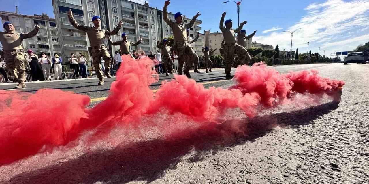 Komandolardan Cadde Ortasında Zeybek Gösterisi