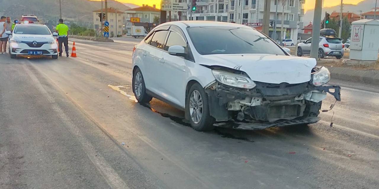Kırmızı Işıkta Bekleyen Otomobile Başka Bir Araç Çarptı: 2 Yaralı
