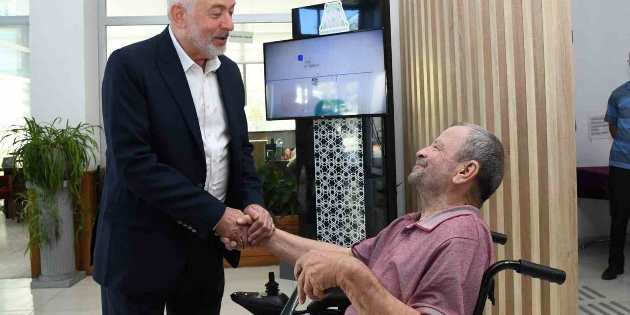 Başkan Sözünü Tuttu, Engelli Adam Akülü Tekerlekli Sandalyesine Kavuştu