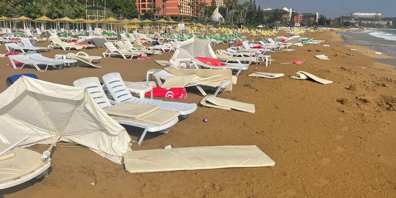 Alanya Plajında Tatilcilere Sağanak Yağış Ve Fırtına Şoku