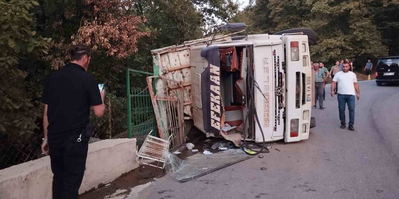Tomruk Yüklü Kamyon Devrildi, Sürücü Yaralandı