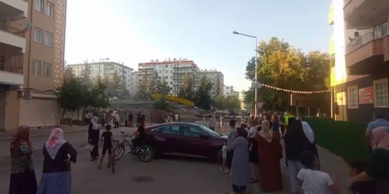 Ağır Hasarlı Bina Yıkım Esnasında Çöktü: Mahalleli Deprem Sanıp Kendini Dışarı Attı