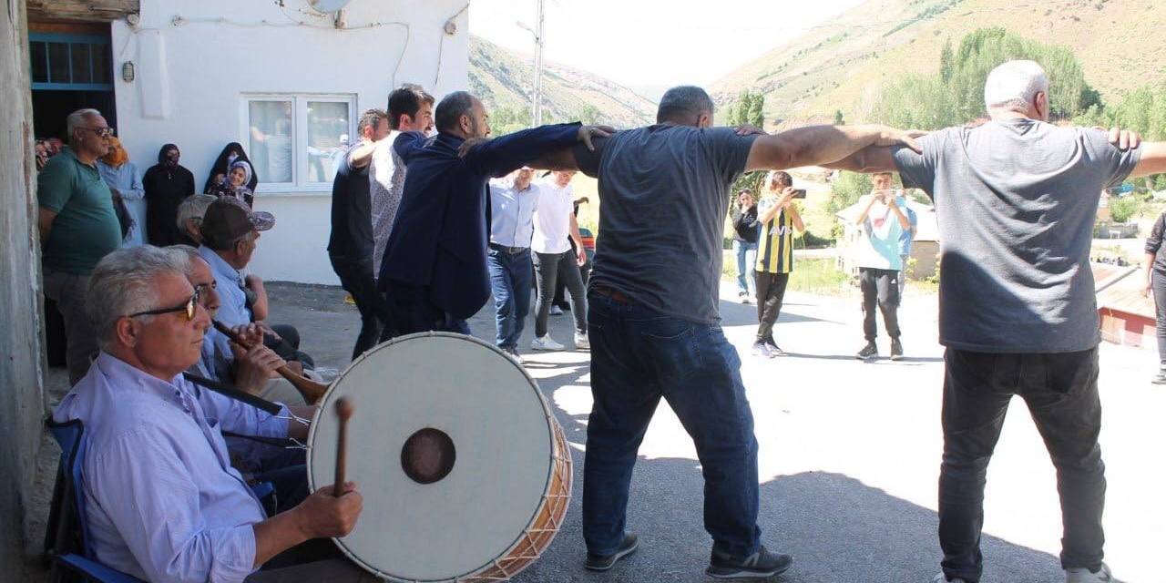 Düğünde Hem Halay Çektiler Hem De At Binip Cirit Oynadılar