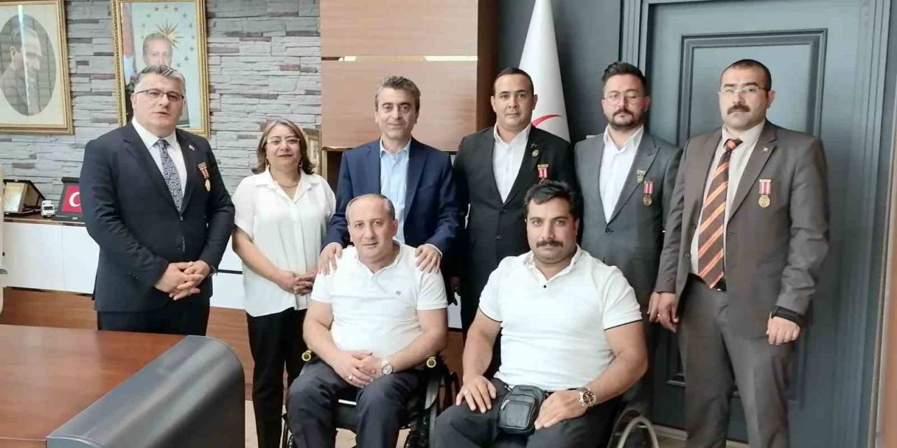 Şehit Aileleri Ve Gazilerden Sağlık Müdürüne Teşekkür Ziyareti