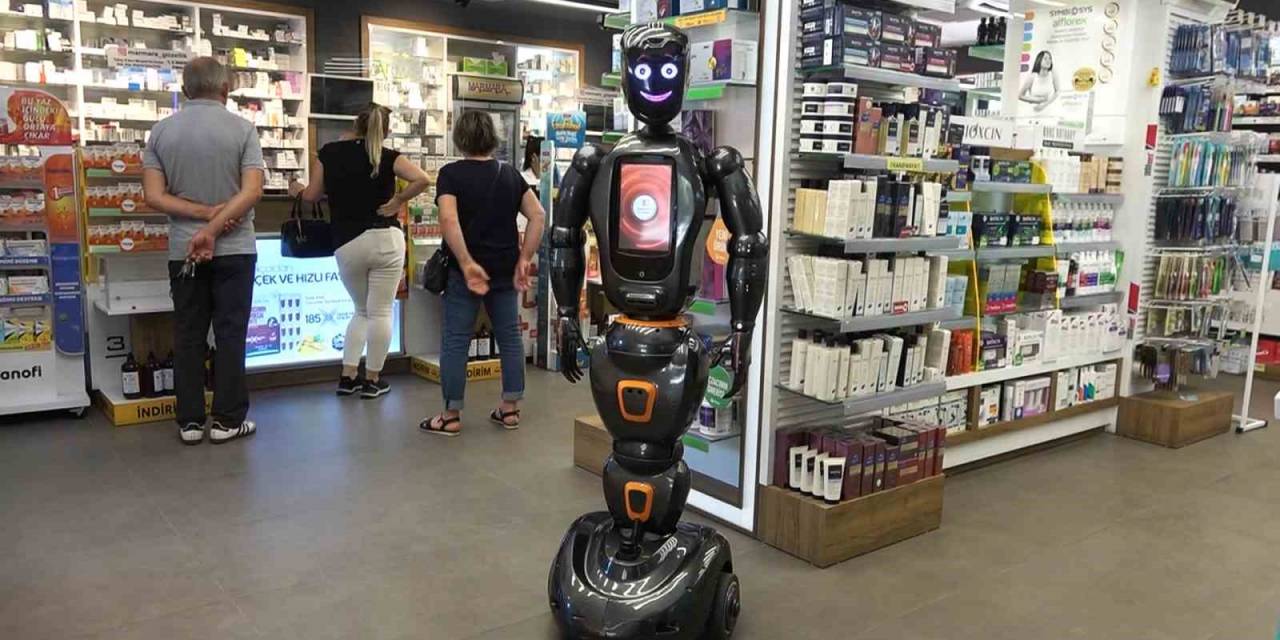 Türkiye’nin İlk Yapay Zekalı Eczane Teknisyeni Robotu İş Başı Yaptı