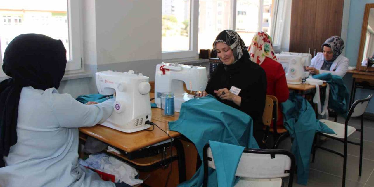 Okulun Perdelerini Anneler Dikti