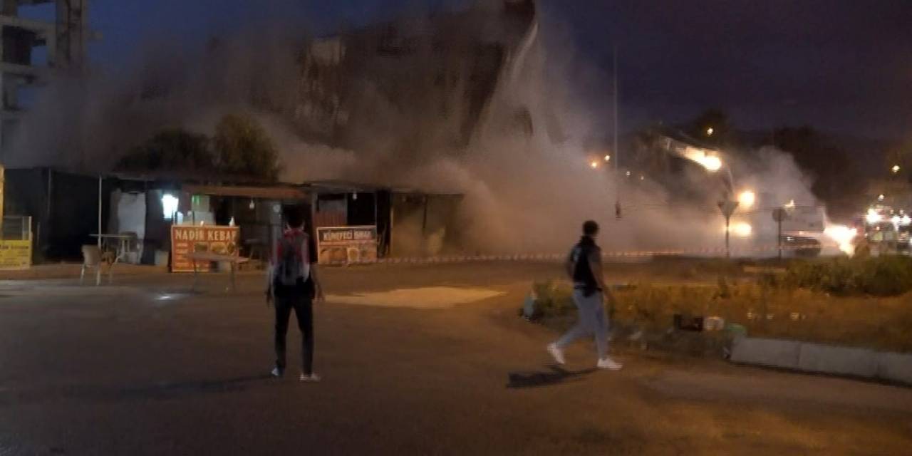 Kimi Aracını Durdurdu Kimi Sandalyesini Alıp Geldi Meraklı Vatandaşlar Yıkımı Film Gibi İzledi