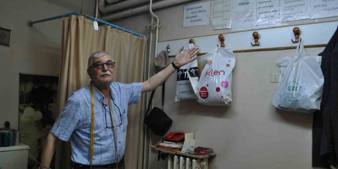 Duyduğu Manalı Sözlerle Dükkânını Süsledi