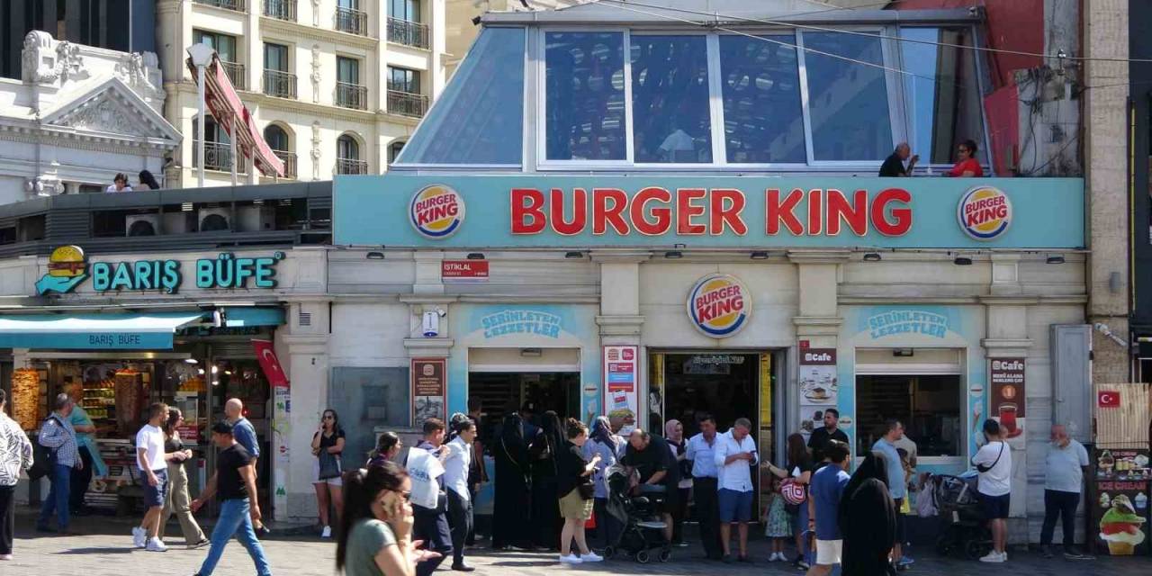 Taksim’de Burger King Çalışanlarından Cüzdanını Unutan Müşteriye Meydan Dayağı