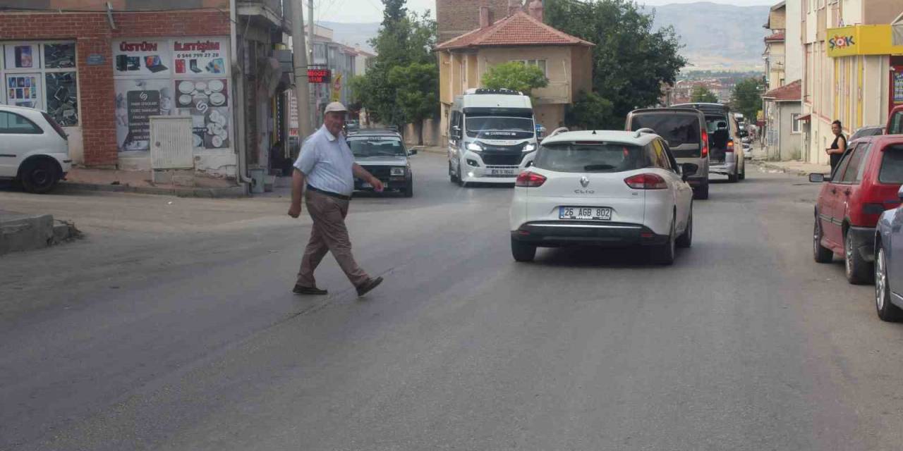 Yetersiz Trafik Önlemleri Alınmayan Caddeler Tehlike Saçıyor