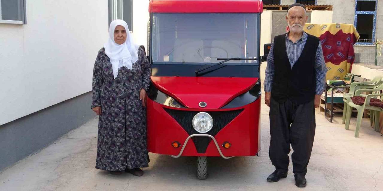 Yürümekte Zorlanan Anne Ve Babası İçin Elektrikli Araba Dizayn Etti