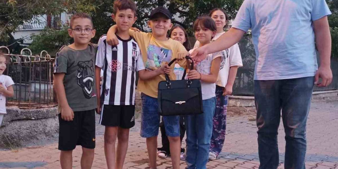 Oyun Oynarken Buldukları Para Ve Döviz Dolu Çantayı Sahibine Ulaştırdılar