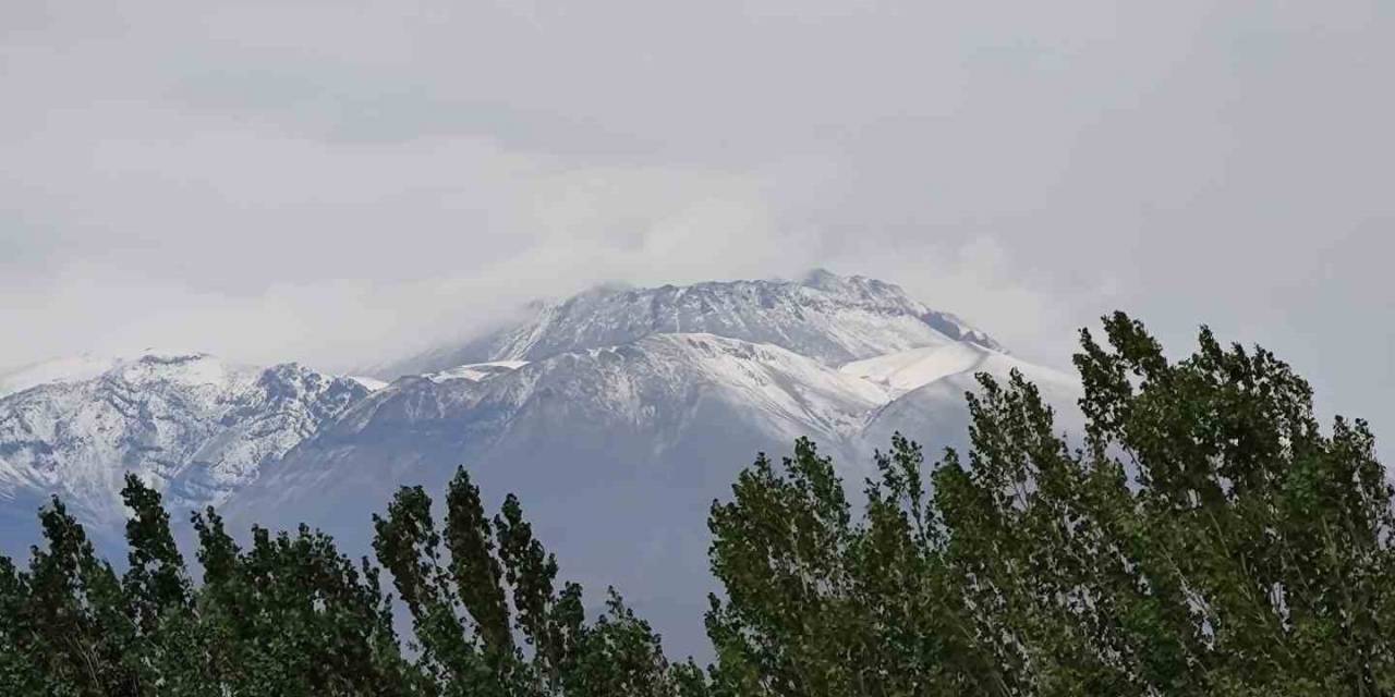 Ağustos Ayında Süphan Dağı’nın Zirvesine Kar Yağdı