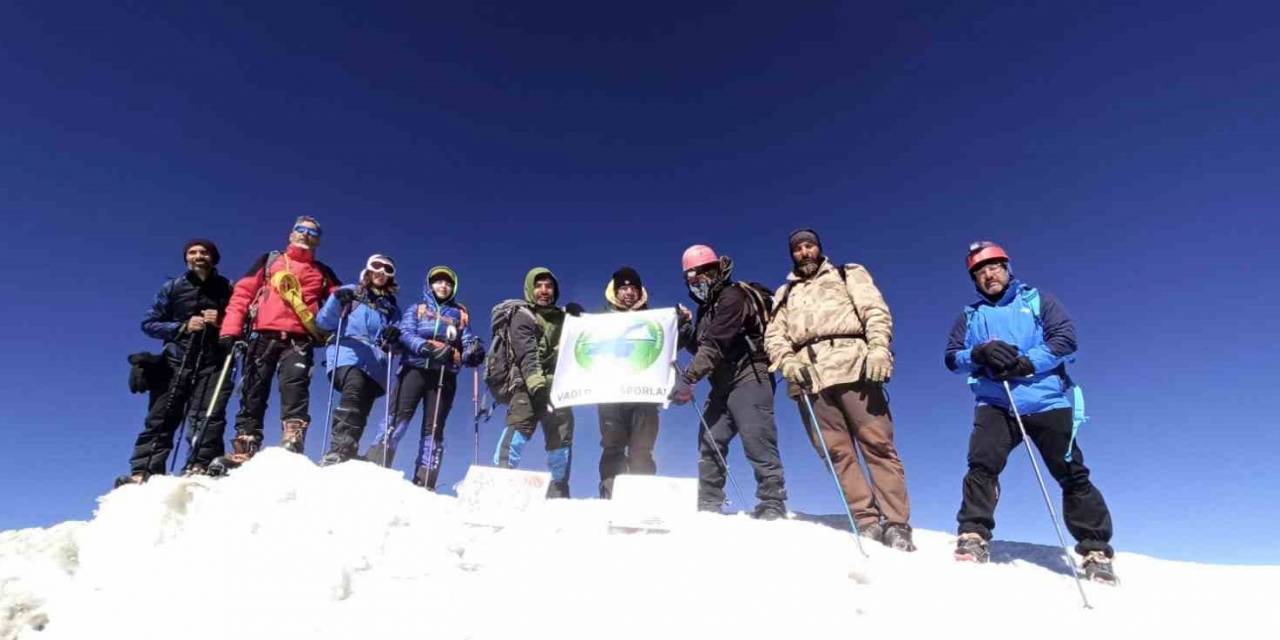 Vanlı Dağcılar 11 Günde 3 Şehirde 3 Zirve Yaptı