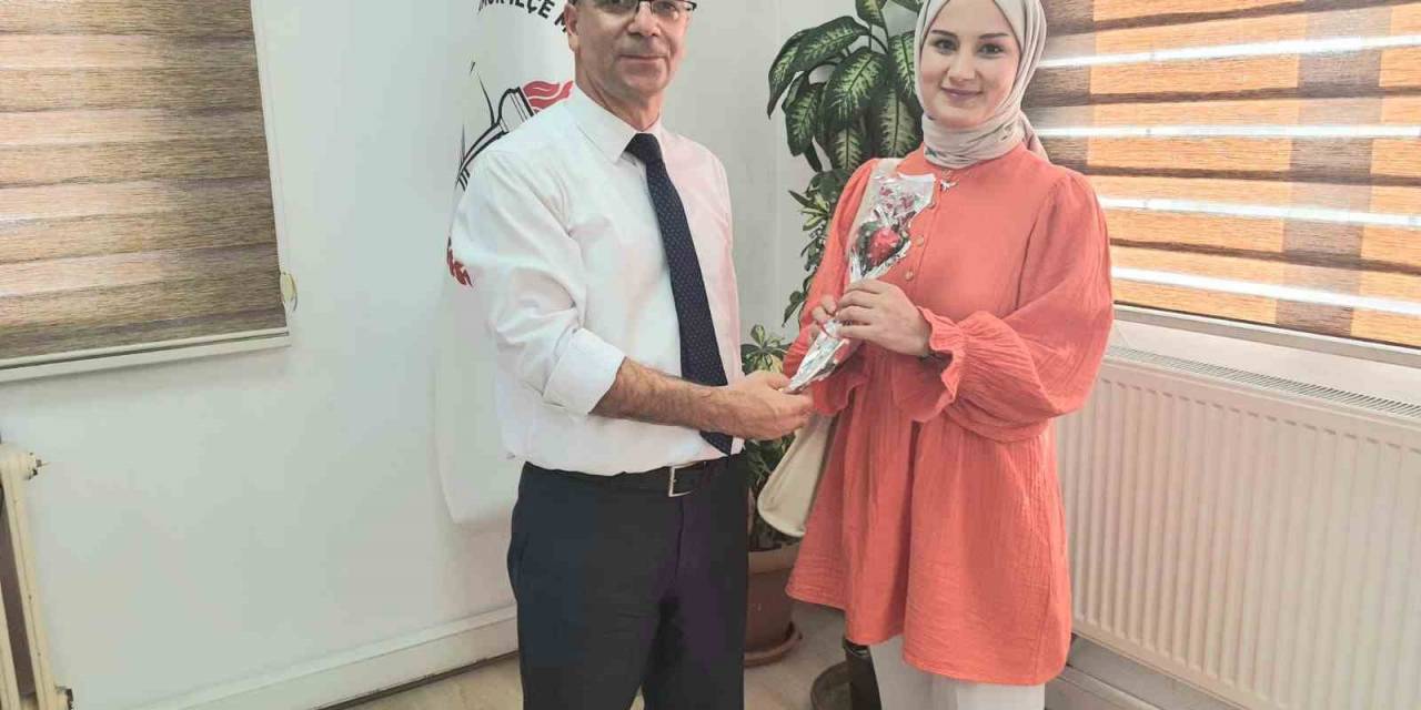 Hamur’da Yeni Öğretmenlere Gül Ve İkram