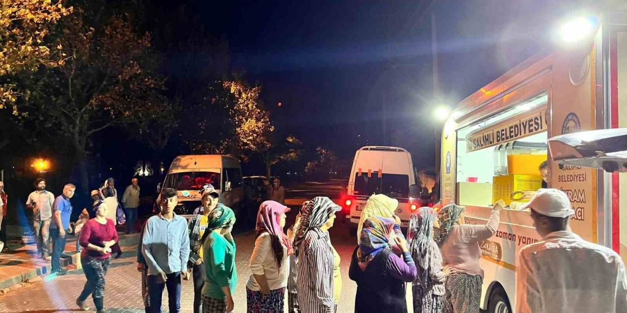 Salihli’de Üzüm İşçilerine Simit Ve Çay İkramı