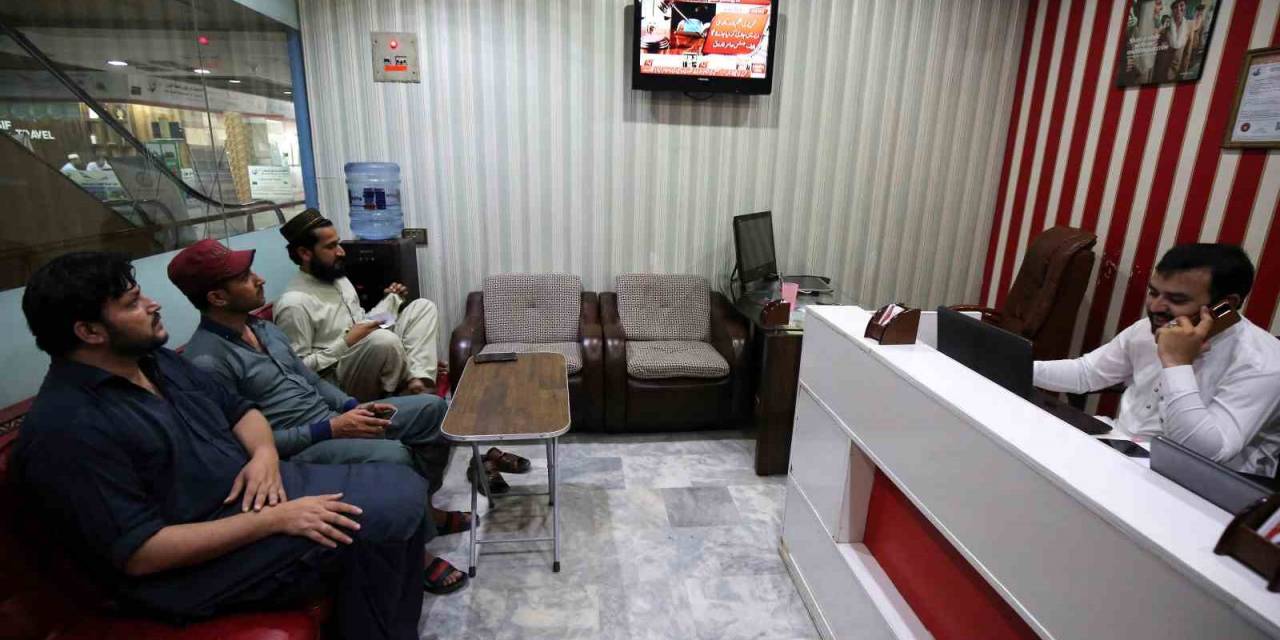 Eski Pakistan Başbakanı Khan’ın Hapis Cezası Ertelendi