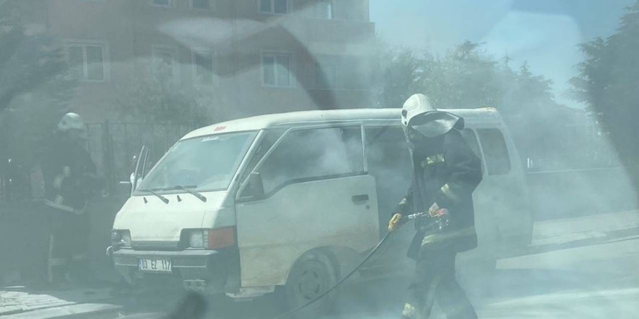 Seyir Halindeki Kamyonette Çıkan Yangın Paniğe Neden Oldu