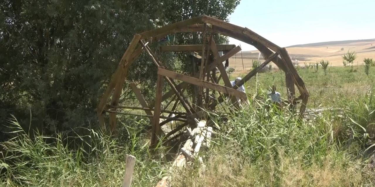 Mazotsuz Ve Elektriksiz Tarlasına Su Çekmenin Yolunu Buldu