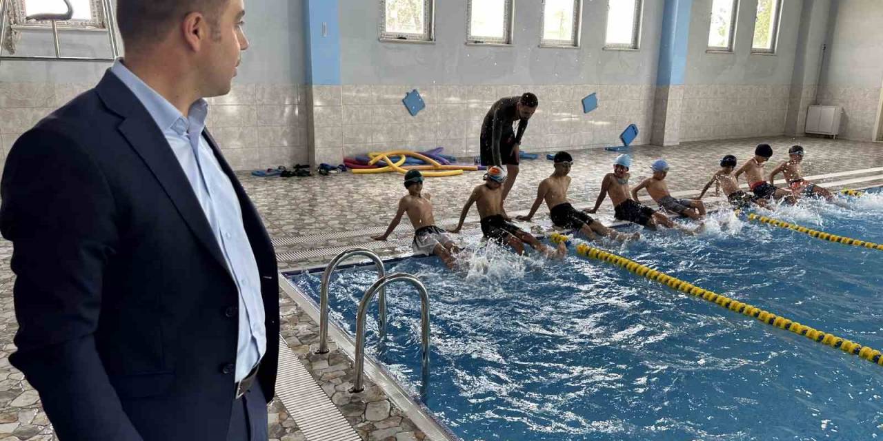 Derede Yüzen Çocuklara Havuz Sürprizi