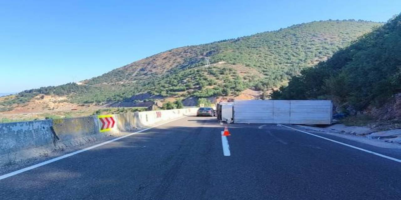 Nakliye Kamyonu Yan Yattı: 3 Yaralı