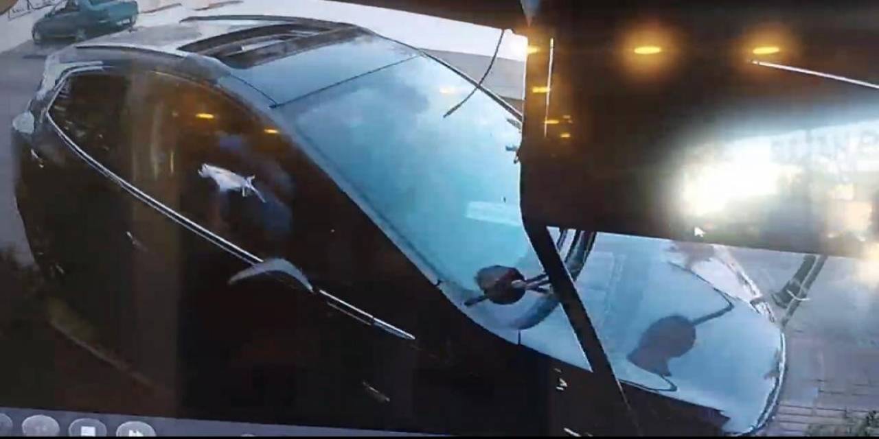Sultanbeyli’de Kontrolden Çıkan Otomobilin Dükkana Daldığı Anlar Kamerada