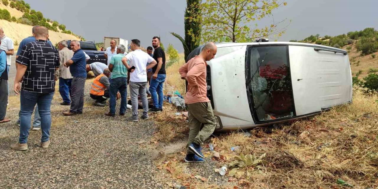 Hafif Ticari Araç İle Otomobil Çarpıştı: 4 Yaralı