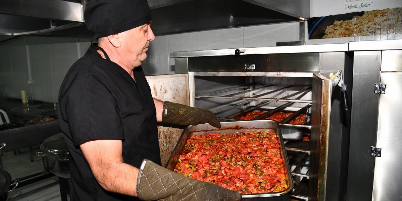 Osmaniye Belediyesi Aşevinin Kazanları Vatandaşlar İçin Kaynıyor