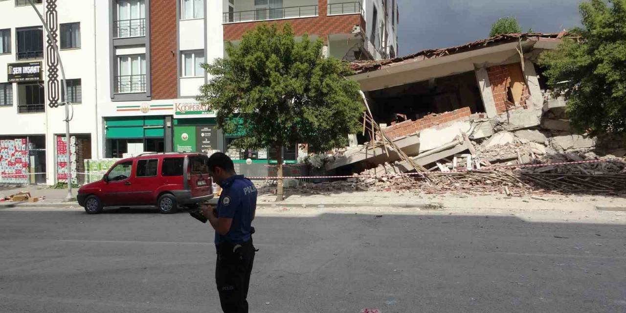 Malatya’da Ağır Hasarlı Bina Yıkım Sırasında Sağlam Binanın Üzerine Çöktü