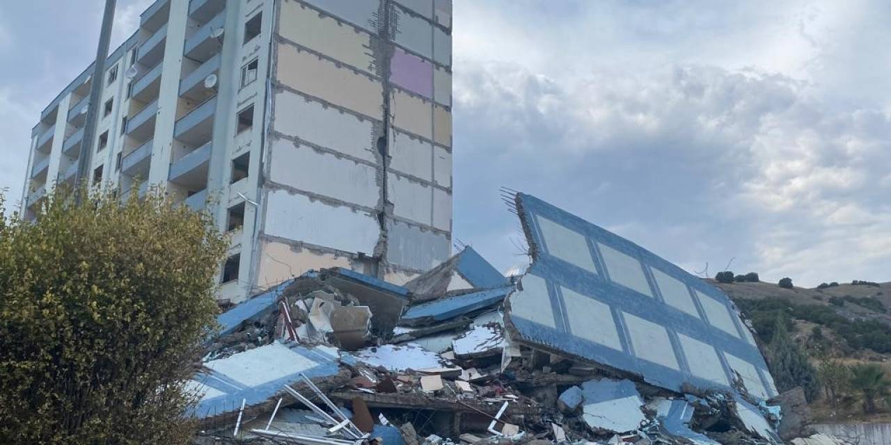 Depremde Ağır Hasar Alan Binaların Dinamitle Yıkımına Başlandı