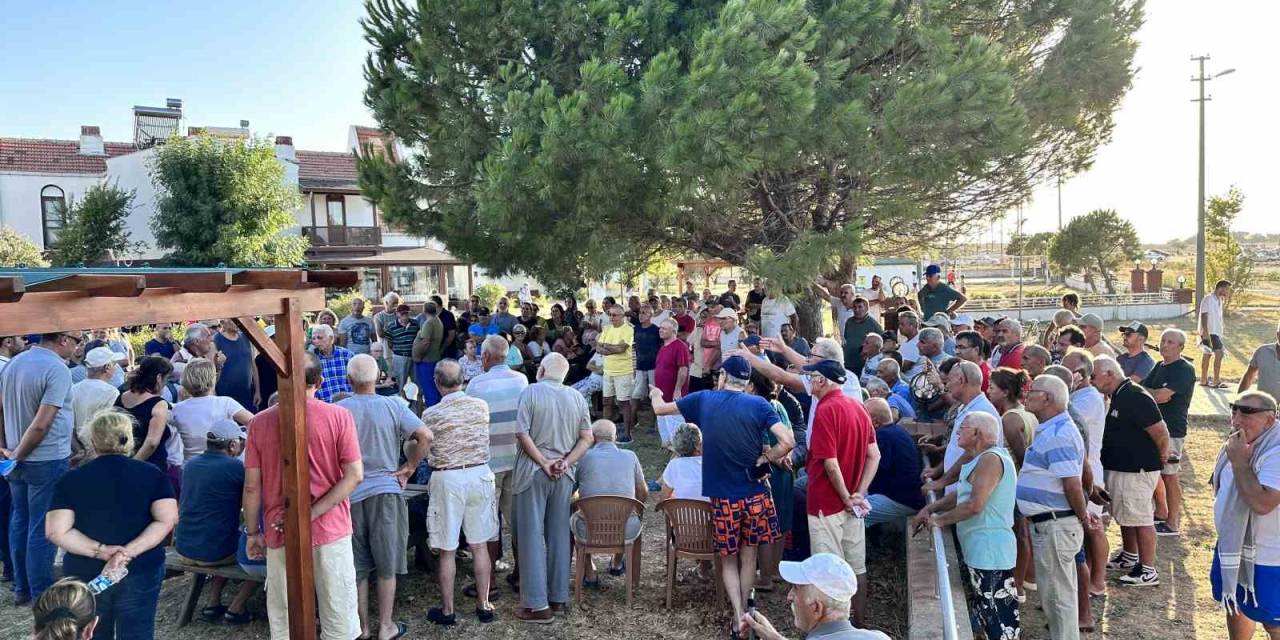 Susuz Site Sakinleri Eylem Yaptı, Muhtar Borcu Ödeme Söz Verdi