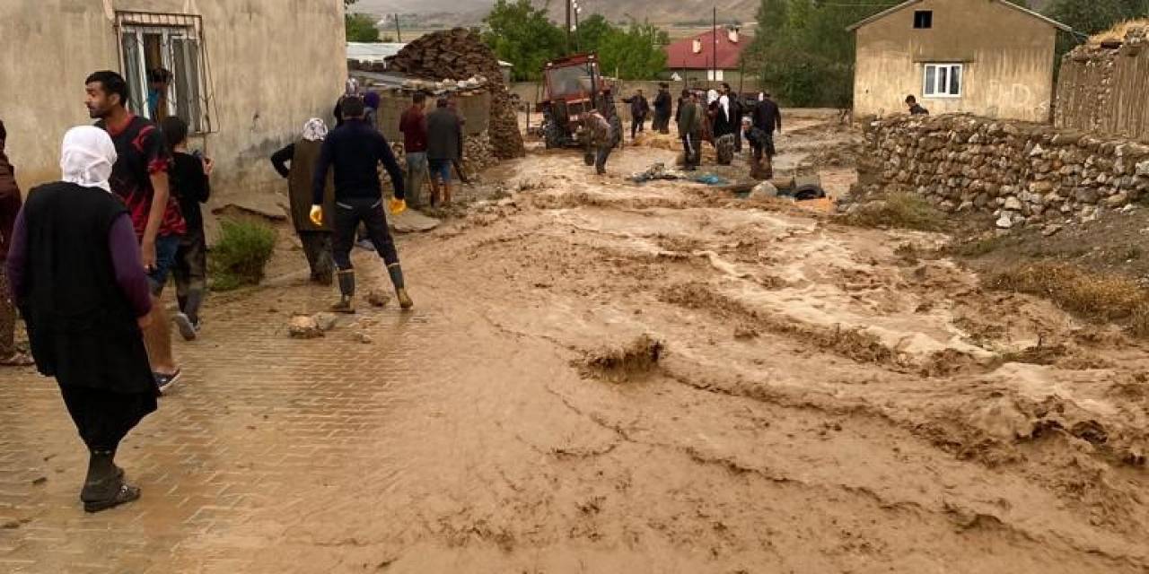 Van’da Sağanak Su Baskınlarına Neden Oldu