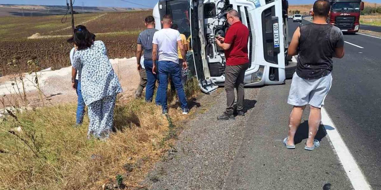 Kontrolden Çıkan Tır Devrildi